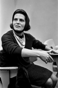 Amalia Rodrigues Portugese fado-zangeres op Schiphol, Bestanddeelnr 916-9844