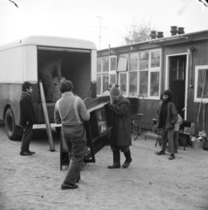 Ambonezenkamp Venray ontruimd De bewoners zijn hun boede aan het opladen, Bestanddeelnr 915-8155