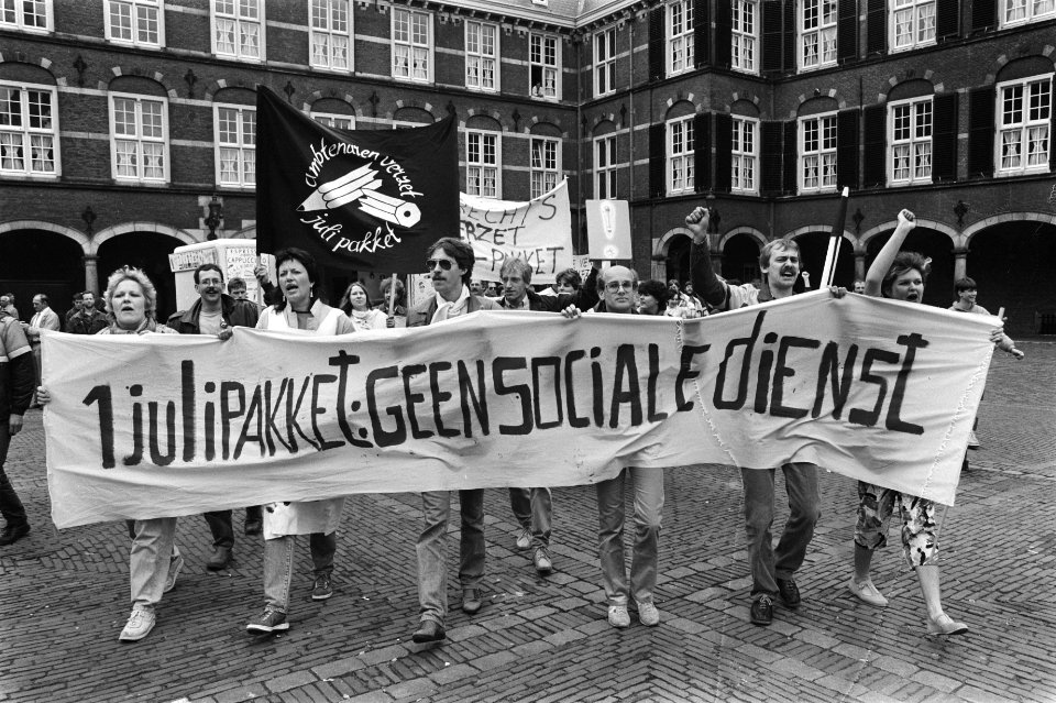Ambtenaren Gem. Soc. Diensten protesteren op het Binnenhof tegen 1 juli maatrege, Bestanddeelnr 932-9910