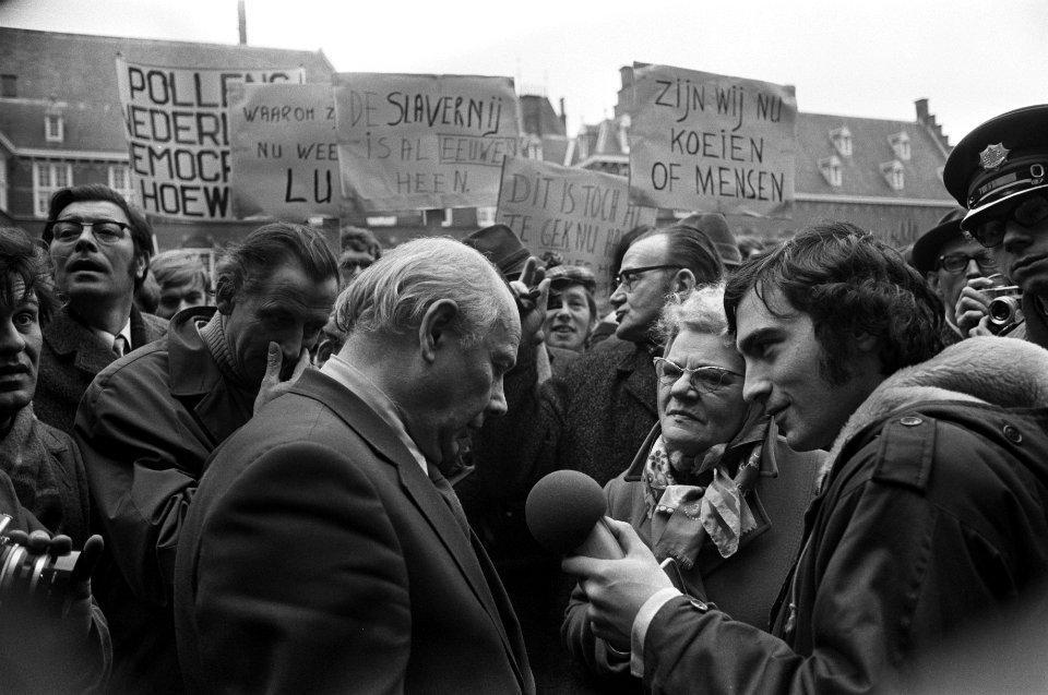 Ambtenaren (meer dan 40.000) demonstreren in Den Haag , Den Uyl bij demonstrante, Bestanddeelnr 926-2073