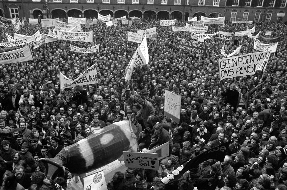 Ambtenaren (meer dan 40.000) demonstreren in Den Haag , de demonstranten op het , Bestanddeelnr 926-2066
