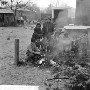 Ambonezenkamp Venray ontruimd De bewoners zijn hun boede aan het opladen, Bestanddeelnr 915-8161