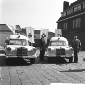Ambulances voor het Rode Kruis, foto F.H.A. de Graaf , J.H. du Pont rechts, dire, Bestanddeelnr 914-2214
