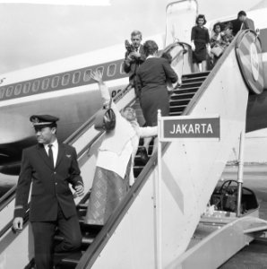 Ambonezen naar Indonesie vertrokken, vertrek op Schiphol, Bestanddeelnr 916-6081