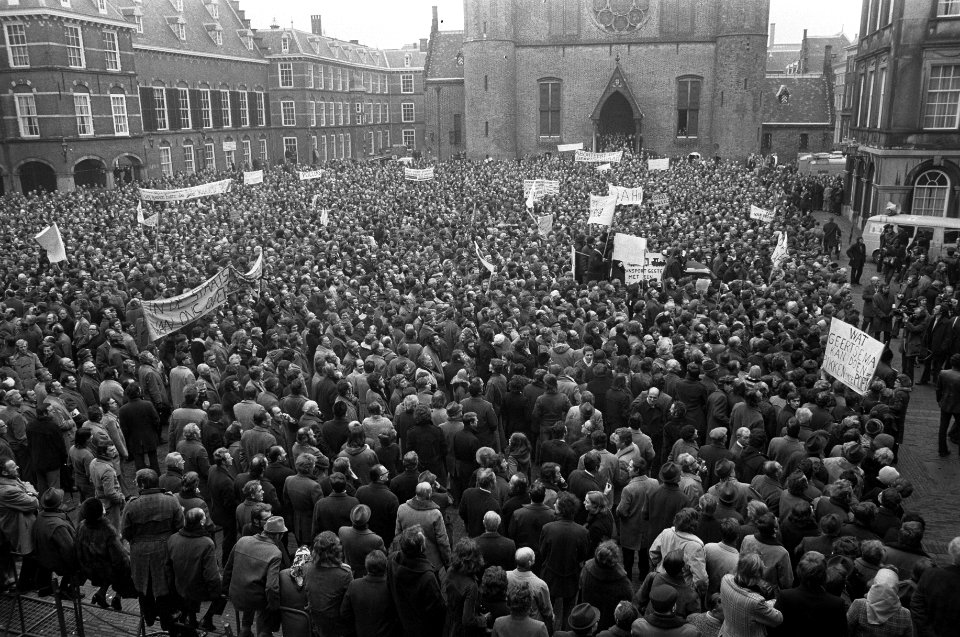 Ambtenaren (meer dan 40.000) demonstreren in Den Haag , de demonstranten op Binn, Bestanddeelnr 926-2058