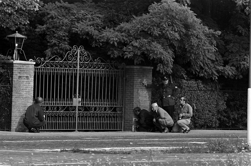 Ambonezen hebben woning Indonesische Ambassadeur bezet Wassenaar, politie houdt , Bestanddeelnr 923-7951