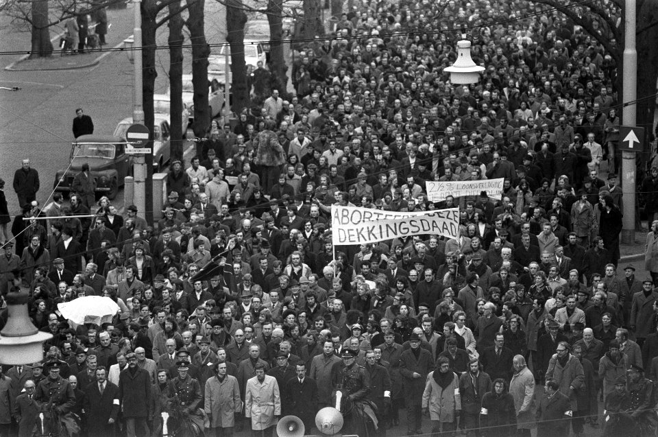 Ambtenaren (meer dan 40.000) demonstreren in Den Haag , demonstranten op weg naa, Bestanddeelnr 926-2056