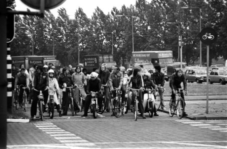 Ambtenarenstaking (Amsterdam) fietsers onderweg naar het werk, Bestanddeelnr 929-7870 photo