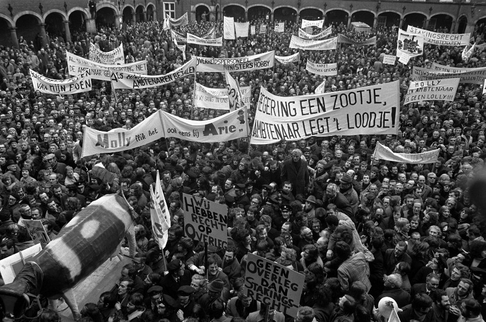 Ambtenaren (meer dan 40.000) demonstreren in Den Haag , de demonstranten op het , Bestanddeelnr 926-2062