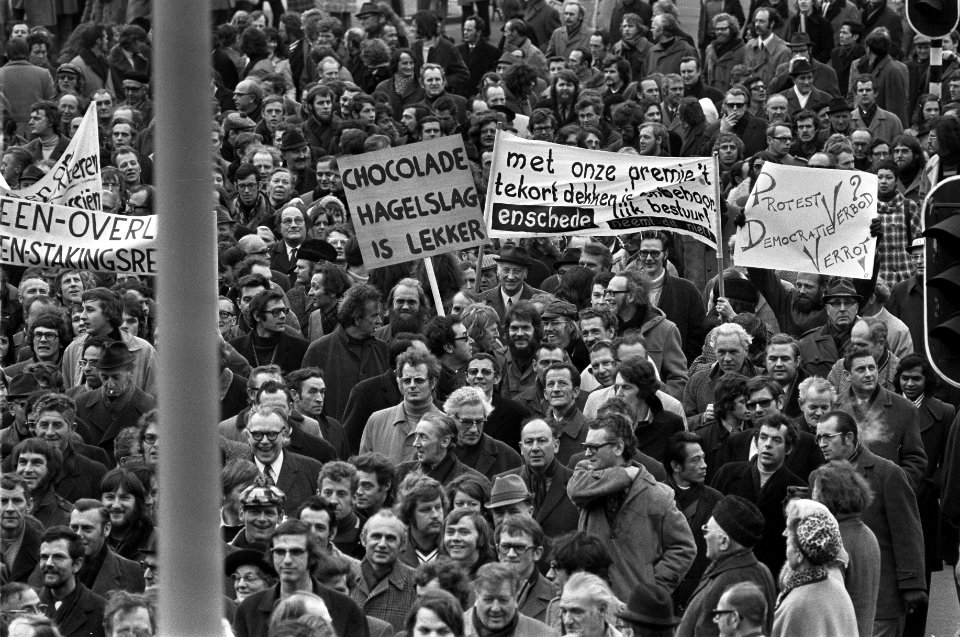 Ambtenaren (meer dan 40.000) demonstreren in Den Haag , demonstranten onderweg n, Bestanddeelnr 926-2071