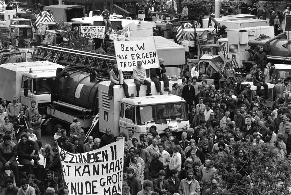 Ambtenaren met spandoek B en W maak er geen troep van tussen de gemeentelijke , Bestanddeelnr 932-6016