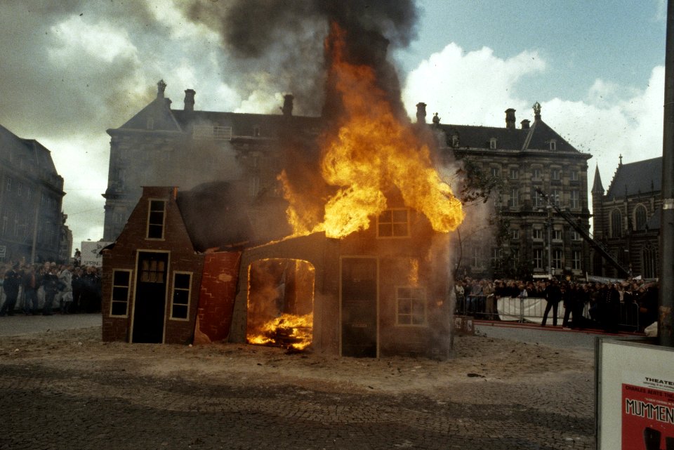 Ambtenaren (met name brandweer) demonstreren in Amsterdam (op Dam) tegen bezuini, Bestanddeelnr 253-8823