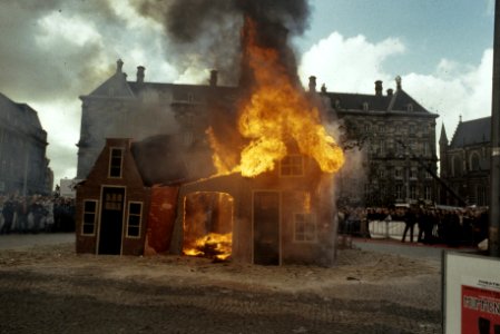 Ambtenaren (met name brandweer) demonstreren in Amsterdam (op Dam) tegen bezuini, Bestanddeelnr 253-8823