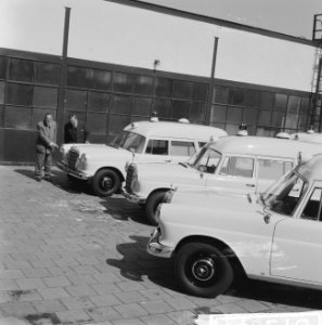 Ambulances voor het Rode Kruis, foto F.H.A. de Graaf , J.H. du Pont rechts, dire, Bestanddeelnr 914-2218
