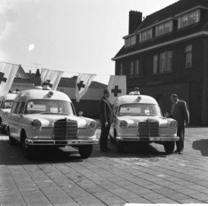 Ambulances voor het Rode Kruis, foto F.H.A. de Graaf , J.H. du Pont rechts, dire, Bestanddeelnr 914-2213