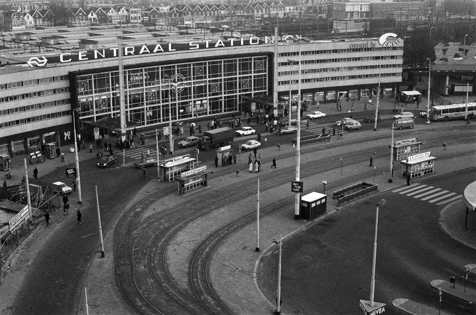 Ambtenarenacties openbaar vervoer in Rotterdam plat, leeg stationsplein, Bestanddeelnr 930-0298