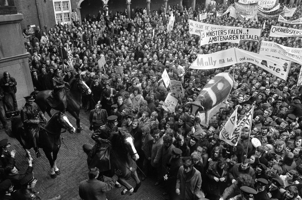 Ambtenaren (meer dan 40.000) demonstreren in Den Haag , de demonstranten op Binn, Bestanddeelnr 926-2060