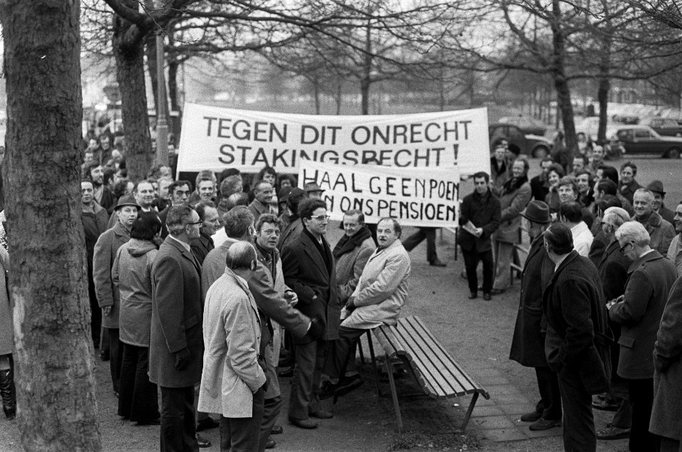 Ambtenaren vertrekken van Museumplein te Amsterdam met bussen i.v.m. landelijke , Bestanddeelnr 926-2046