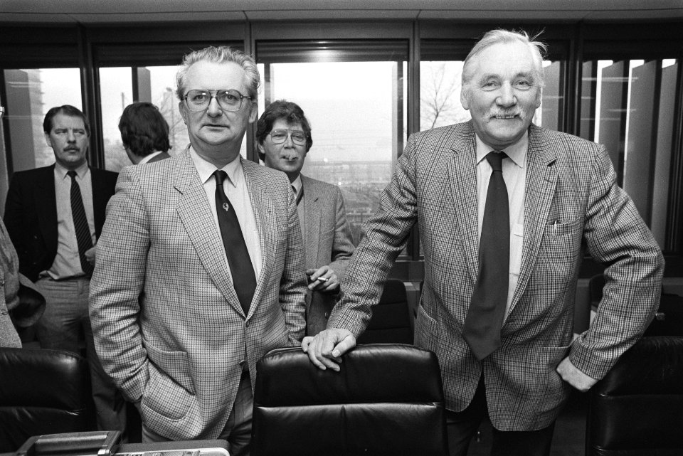 Ambtenarenbonden spreken met minister Rietkerk ACOP-voorzitter Van de Scheur, , Bestanddeelnr 932-8708