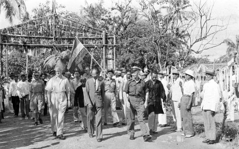 Ambon. Ontvangst christelijke negorij. Dr. C.P.M. Romme loopt samen met residen…, Bestanddeelnr 138-2-6