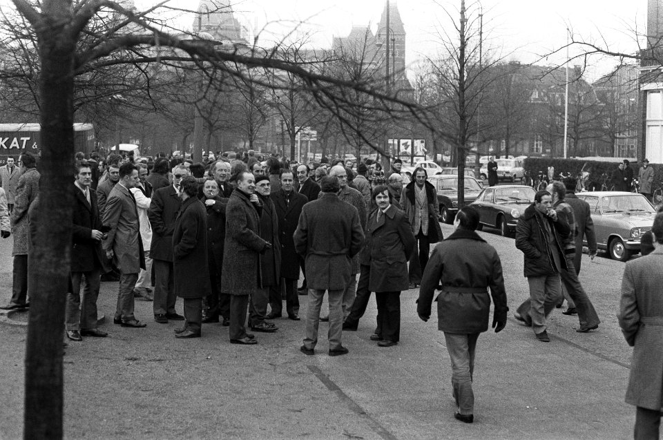 Ambtenaren vertrekken van Museumplein te Amsterdam met bussen i.v.m. landelijke , Bestanddeelnr 926-2051