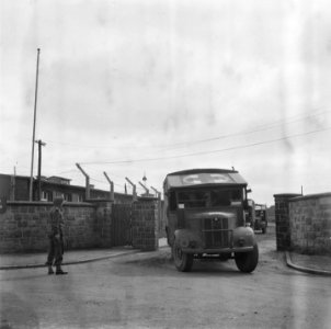 Ambulances verlaten het kamp, Bestanddeelnr 900-5047