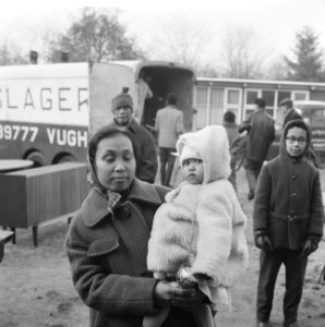 Ambonezenkamp Venray ontruimd De bewoners zijn hun boede aan het opladen, Bestanddeelnr 915-8157