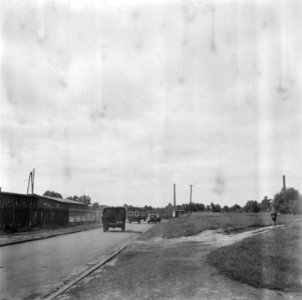 Ambulances verlaten het kamp, Bestanddeelnr 900-5048