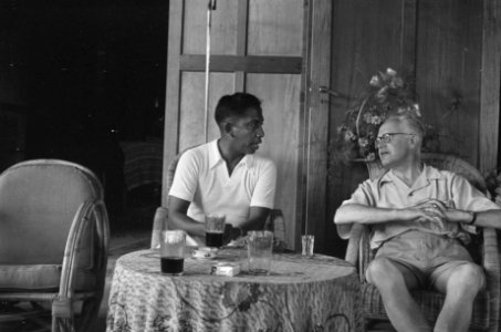 Ambon. Dr. C.P.M. Romme in gesprek met Julius Tahija, minister van Sociale Zaken, Bestanddeelnr 138-2-2
