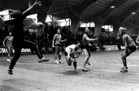 AMC Niloc tegen Swift 10-11, zaalhandbal in Oude RAI te Amsterdam Swift scoort, Bestanddeelnr 927-6314