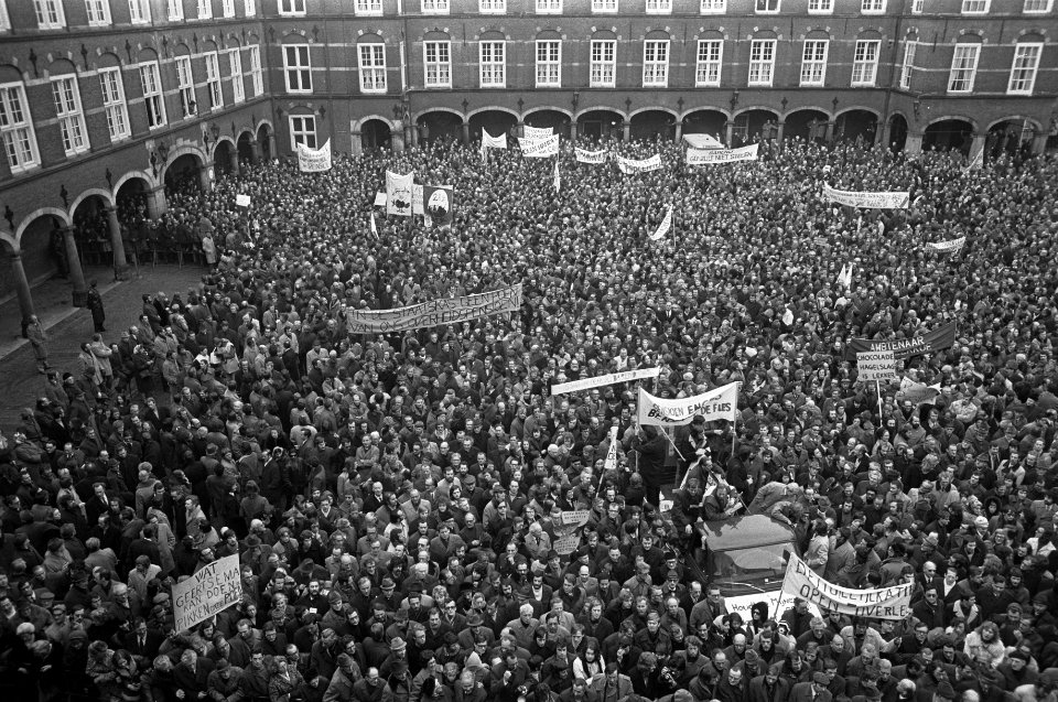 Ambtenaren (meer dan 40.000) demonstreren in Den Haag , de demonstranten op het , Bestanddeelnr 926-2063