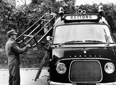 Ambulances met sleden, Wenen, Bestanddeelnr 924-0103 (cropped)