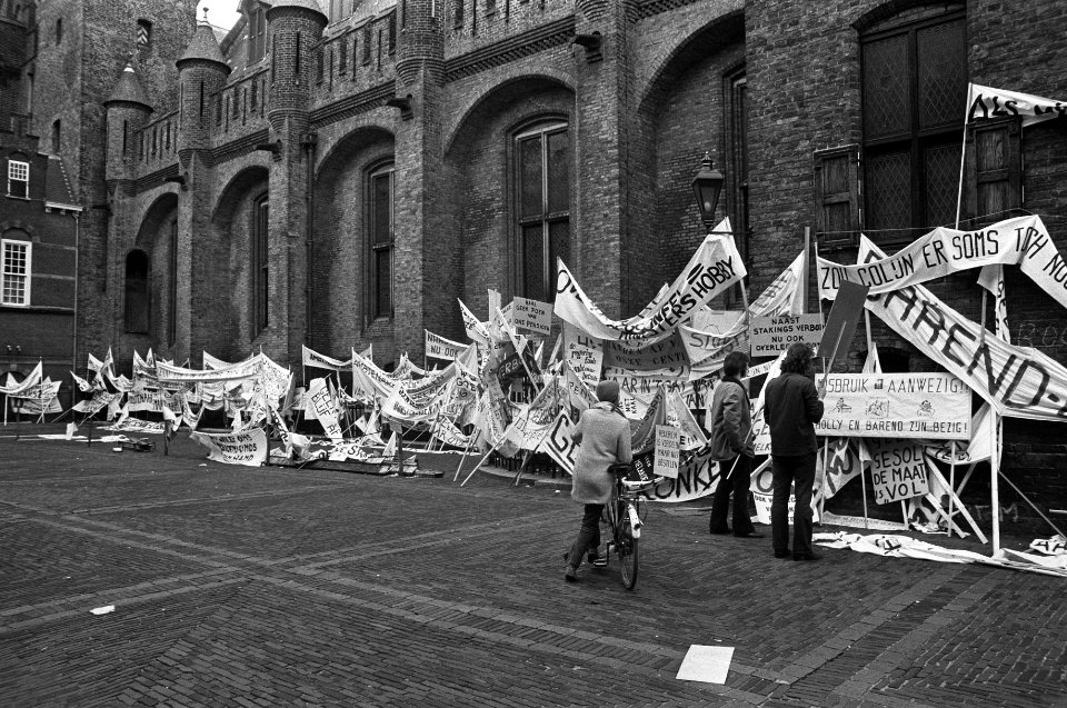 Ambtenaren (meer dan 40.000) demonstreren in Den Haag , spandoeken tegen muur na, Bestanddeelnr 926-2074