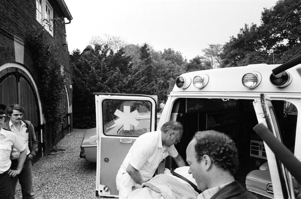 Ambulances, verpleegkundigen, ziekenvervoer, oorlogsmisdaden, Bestanddeelnr 930-2921