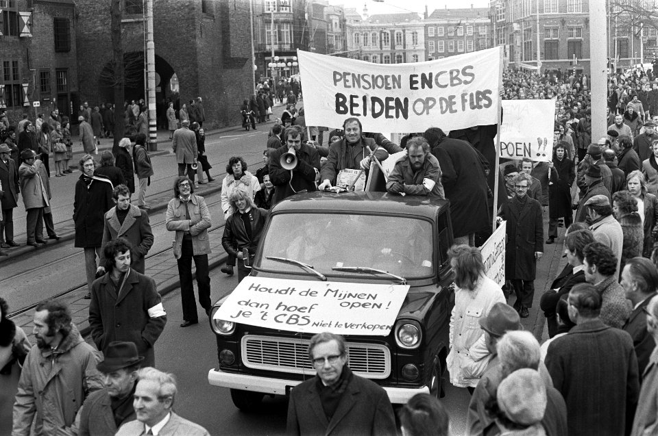 Ambtenaren (meer dan 40.000) demonstreren in Den Haag , demonstranten onderweg n, Bestanddeelnr 926-2070