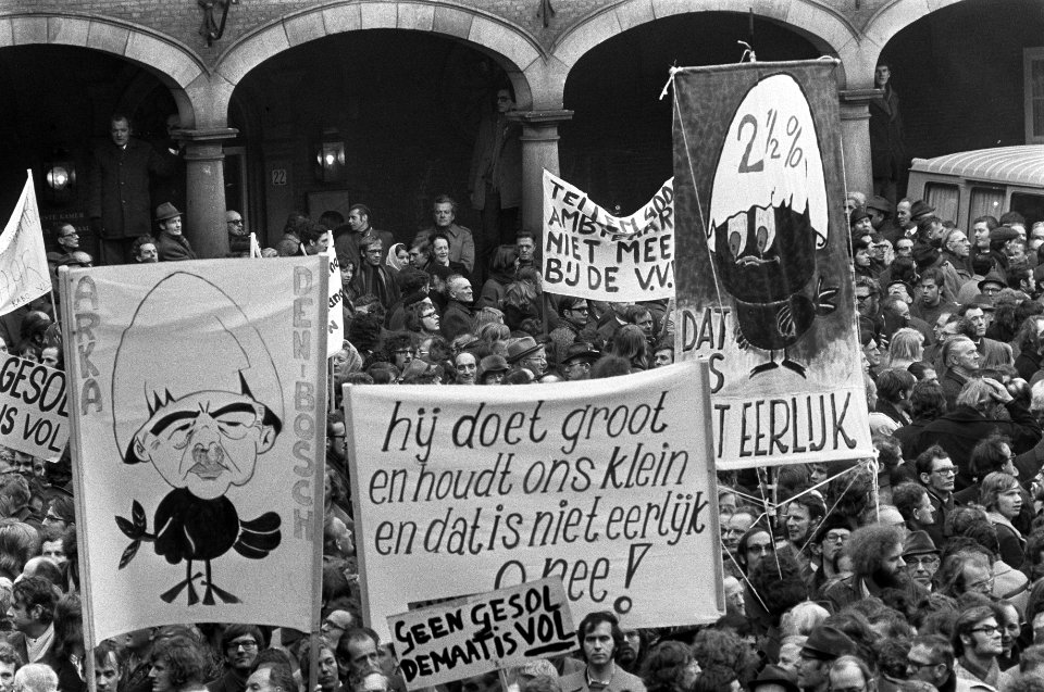 Ambtenaren (meer dan 40.000) demonstreren in Den Haag , de demonstranten op het , Bestanddeelnr 926-2065