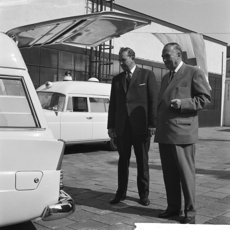 Ambulances voor het Rode Kruis, foto F.H.A. de Graaf , J.H. du Pont rechts, dire, Bestanddeelnr 914-2217