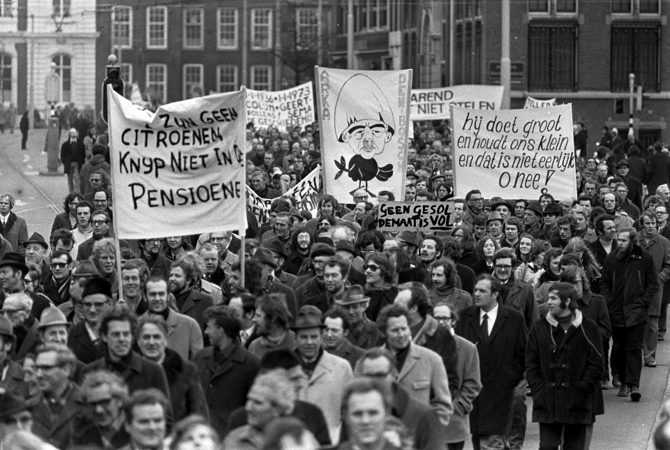 Ambtenaren (meer dan 40.000) demonstreren in Den Haag , demonstranten op weg naa, Bestanddeelnr 926-2054