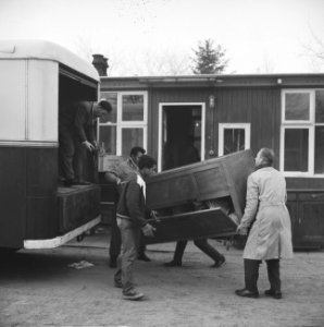 Ambonezenkamp Venray ontruimd De bewoners zijn hun boede aan het opladen, Bestanddeelnr 915-8158