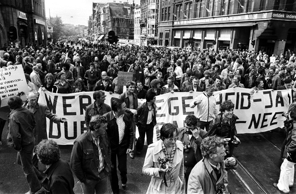 Ambtenarenstaking (Amsterdam) stakers in demonstratieve tocht op weg naar de Da, Bestanddeelnr 929-7861
