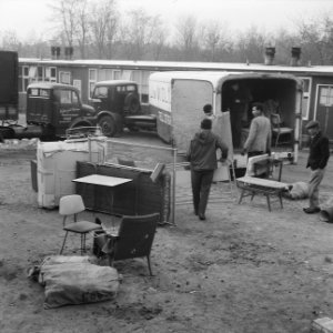 Ambonezenkamp Venray ontruimd De bewoners zijn hun boede aan het opladen, Bestanddeelnr 915-8160