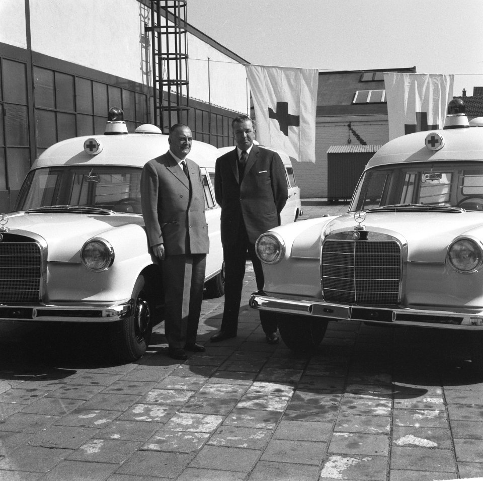 Ambulances voor het Rode Kruis, foto F.H.A. de Graaf , J.H. du Pont rechts, dire, Bestanddeelnr 914-2215