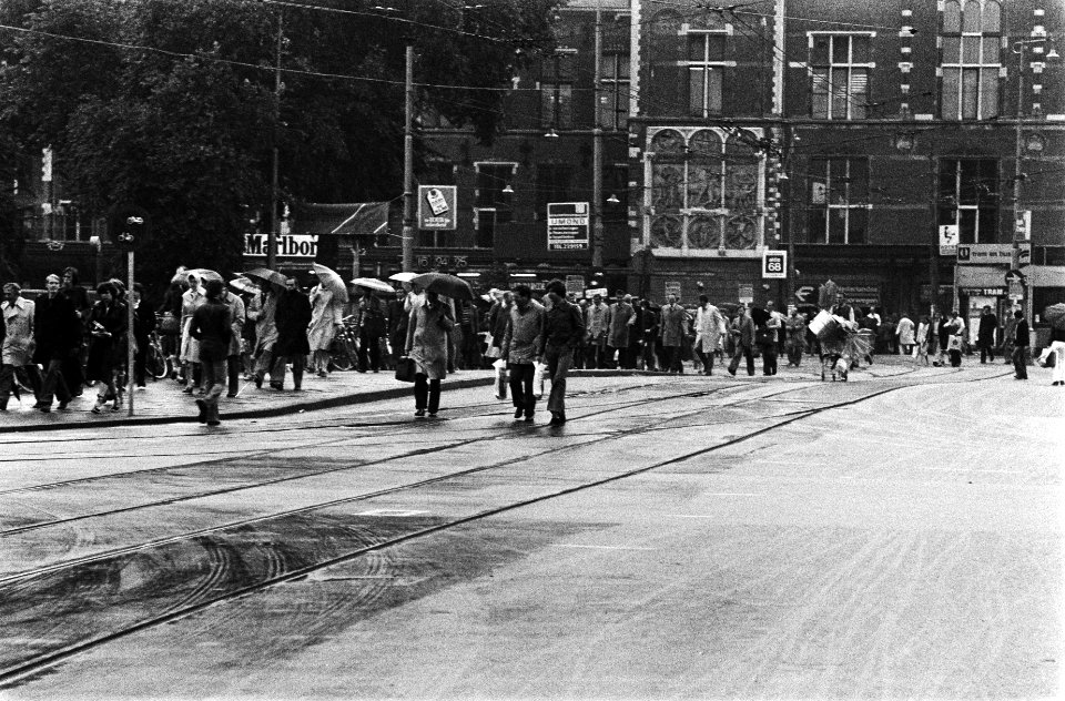 Ambtenarenstaking (Amsterdam) mensen wandelen over vrije trambanen, Bestanddeelnr 929-7869