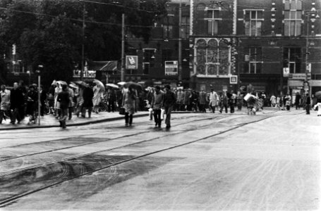Ambtenarenstaking (Amsterdam) mensen wandelen over vrije trambanen, Bestanddeelnr 929-7869 photo