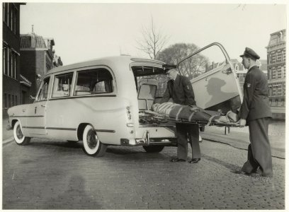 Ambulance voor het toenmalige gebouw van de GG en GD aan de Nieuwe Gracht. NL-HlmNHA 54010661
