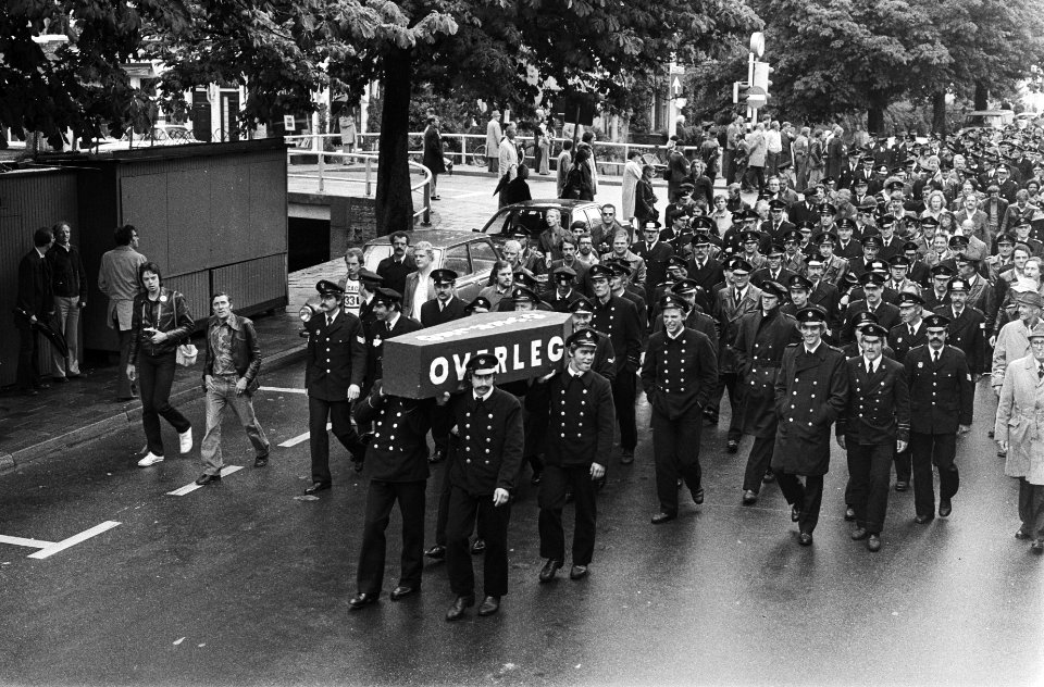 Ambtenarendemonstratie, Den Haag tegen bezuigingsplannen Van Agt brandweermann, Bestanddeelnr 929-7912