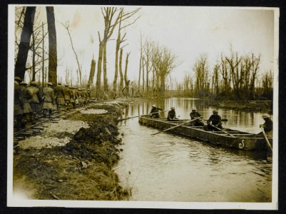 Ammunition going up in ponton boats and Highlanders walking along a light railwa, Bestanddeelnr 158-1079