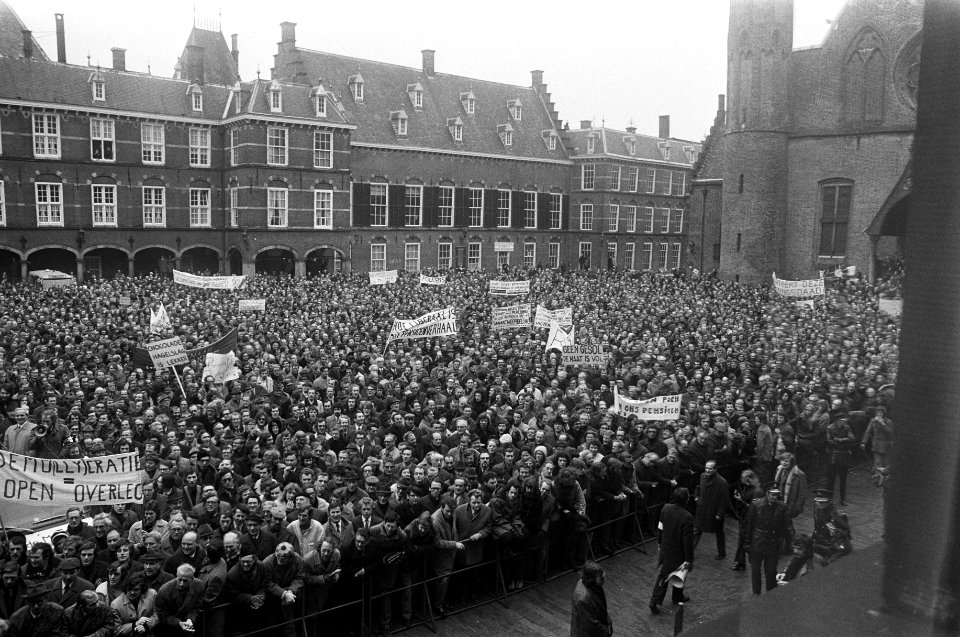 Ambtenaren (meer dan 40.000) demonstreren in Den Haag , de demonstranten op het , Bestanddeelnr 926-2064