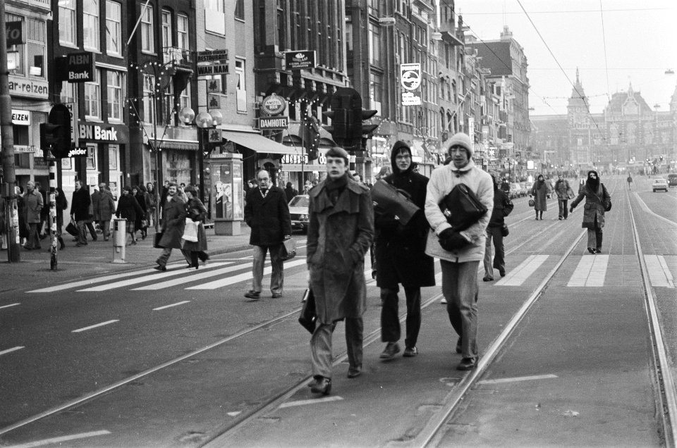 Ambtenarenacties openbaar vervoer in Amsterdam plat men lopen over de verlaten, Bestanddeelnr 930-0329
