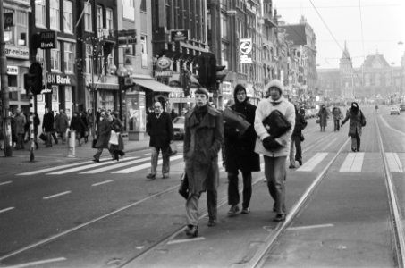 Ambtenarenacties openbaar vervoer in Amsterdam plat men lopen over de verlaten, Bestanddeelnr 930-0329